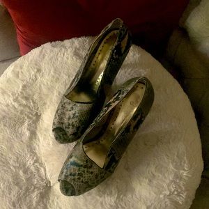 BCBG Paris gorgeous snake print leather pumps😍